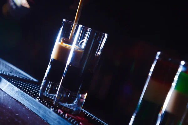 Алкогольный коктейль в баре — стоковое фото