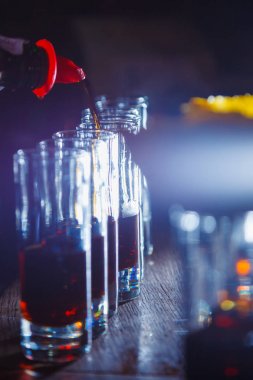 Düşmanın çukurda üzerinde bar