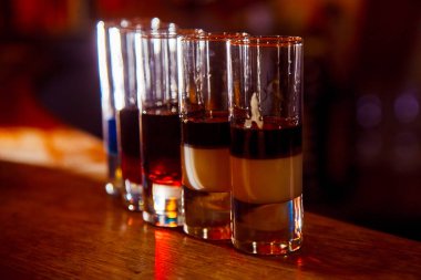 Düşmanın çukurda üzerinde bar