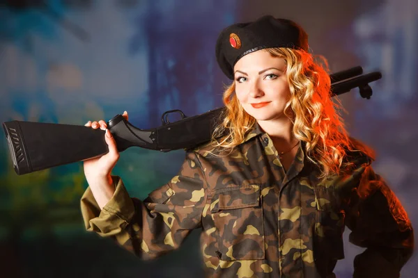 Mulher em estilo militar — Fotografia de Stock