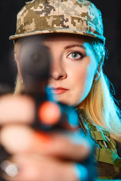 Kobieta w stylu wojskowym — Zdjęcie stockowe