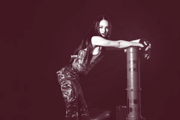 軍事的なスタイルの女性 — ストック写真