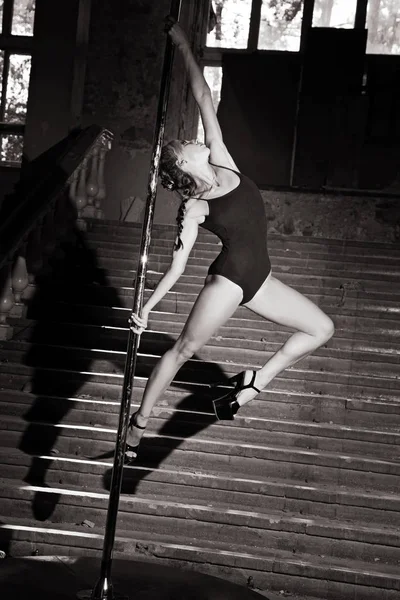 Morena bailando en un poste —  Fotos de Stock