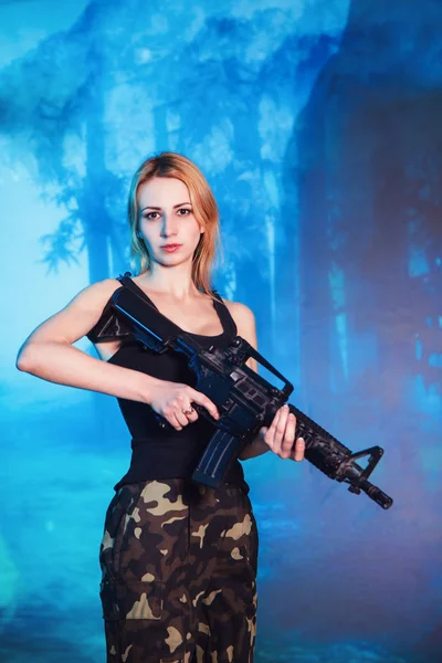Wanita dengan gaya militer — Stok Foto