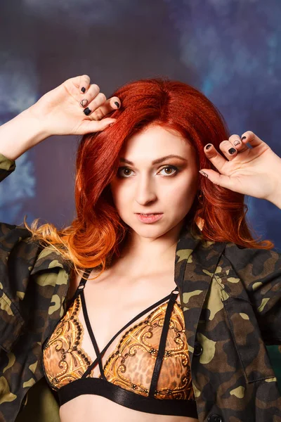 baştan çıkarıcı Kızıl saçlı kadın iç çamaşırı