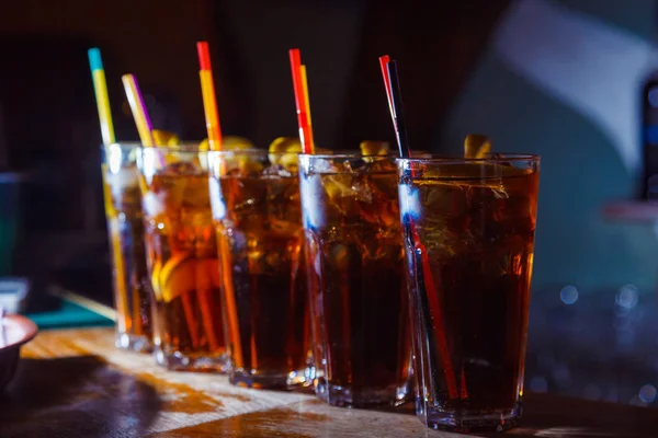 Cocktail på baren — Stockfoto