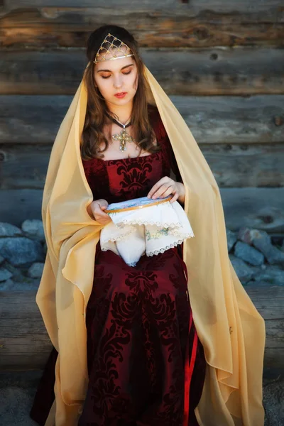 Attraktive Frau mit braunen Haaren — Stockfoto