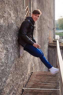 deri ceket ayakta duvarının yakınında şık genç brunet