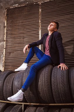 deri ceket ayakta duvarının yakınında şık genç brunet