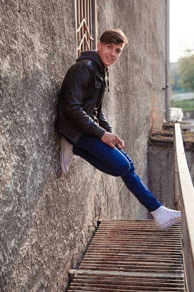 deri ceket ayakta duvarının yakınında şık genç brunet