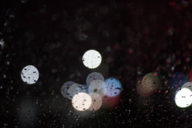 güzel arka plan bokeh ıslak cam ile gece ışık,