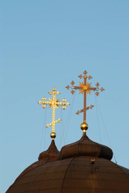 Gökyüzüne karşı kilise kubbe üzerinde yaldızlı haçlar
