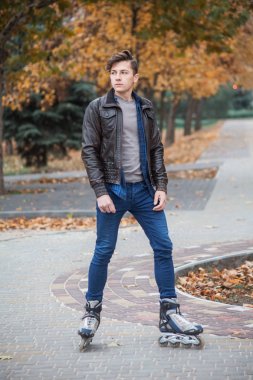 genç çekici adam paten parkta