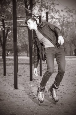 genç çekici adam paten parkta