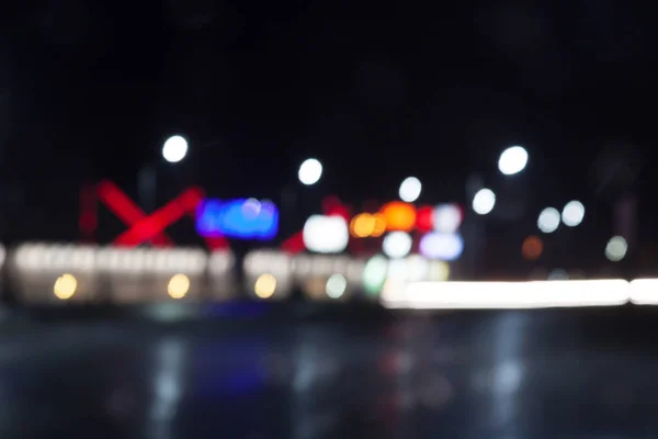 美丽的背景夜灯 通过湿玻璃波克 — 图库照片