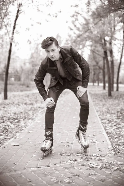 Jonge Aantrekkelijke Kerel Skaten Het Park — Stockfoto