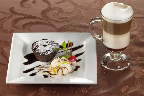 Café irlandais et dessert — Photo