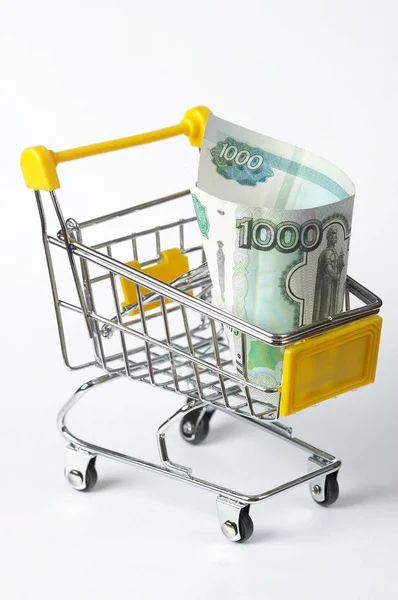 Nákupní vozík s tisíc rublů — Stock fotografie