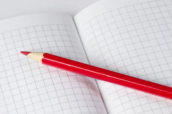 Κόκκινο μολύβι πέρα από το σημειωματάριο — Φωτογραφία Αρχείου