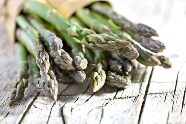 Mazzi di asparagi freschi — Foto Stock