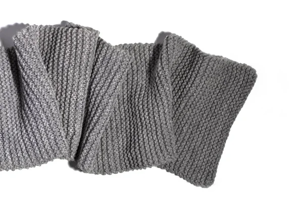 Gebreide grijze sjaal geïsoleerd op witte achtergrond — Stockfoto