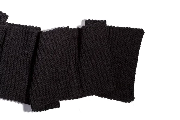 Gestrickter schwarzer Schal isoliert auf weißem Hintergrund — Stockfoto