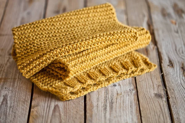 Sciarpa gialla lavorata a maglia — Foto Stock
