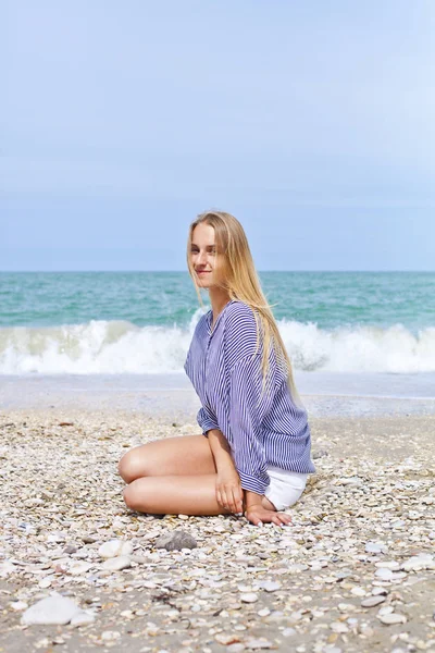 Belle fille heureuse sur la plage Adriatique. Voyages et vacances . — Photo
