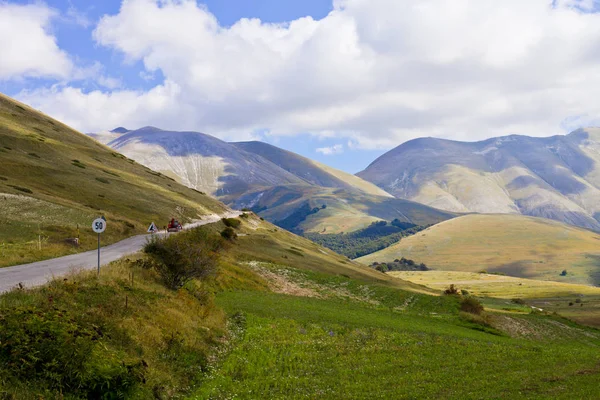 Campos em Castelluccio di Norcia, Umbria, Italia . — Fotografia de Stock