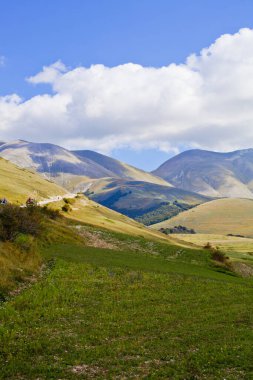 Sibillini Dağları Ulusal Parkı. İtalya, Umbria 'daki Castelluccio di Norcia' daki tarlalar. Ekim 2019.