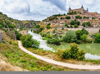 Panoramik manzaralı tarihi Toledo şehir nehir Tajo, İspanya ile.