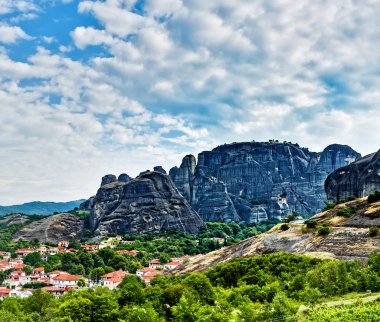 Yaz günü Meteora, Yunanistan kaya üstünde Manastırlar