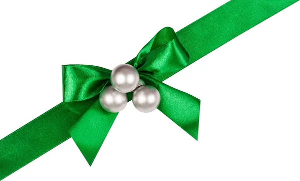 Groene Strik Lint Met Kerstballen Geïsoleerd Witte Achtergrond — Stockfoto