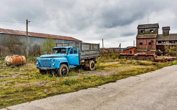 Gamle Landbrugsmaskiner Gamle Lastbiler Forladt Kollektivt Landbrug Rusland Tula Regionen - Stock-foto