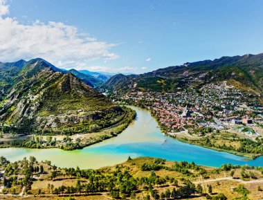 Jvari manastırından Mtskheta 'nın panoramik görüntüsü. Georgia mı? Aragvi nehirli Kura.