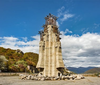 Zhinvali, Gürcistan - 7 Ekim 2018. 1795 'teki Krtsani muharebesinde ölen 300 Aragvi savaş kahramanının anıtı.. 