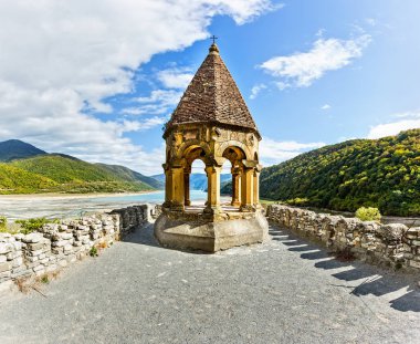 Ananuri, Gürcistan 'ın Aragvi Nehri üzerinde yer alan ve Tiflis' e 72 kilometre uzaklıkta bulunan bir kale kompleksi.. 