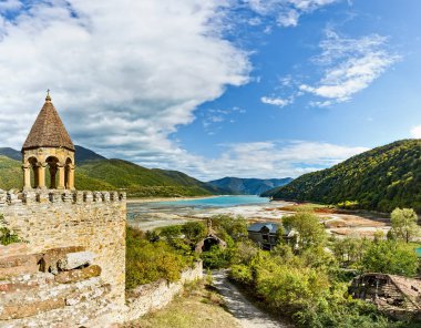Ananuri, Gürcistan 'ın Aragvi Nehri üzerinde yer alan ve Tiflis' e 72 kilometre uzaklıkta bulunan bir kale kompleksi.. 