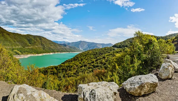 Krajobraz Zhinvalskoe Reservoir Gruzja Czterdzieści Kilometrów Północ Tbilisi Pomiędzy Górami — Zdjęcie stockowe