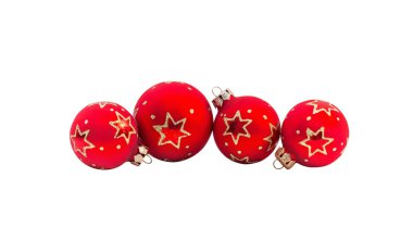 Parlak kırmızı noel baloları, beyazın üzerinde duran süs eşyasıyla süslenebilir. İzole edilmiş.
