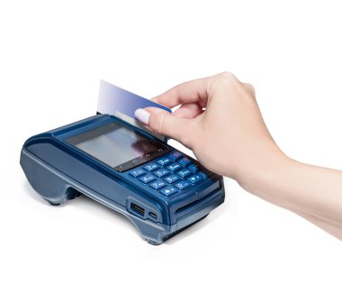 Modern mavi ödeme terminali. Manyetik kaset kartıyla ödeme. Kart tutan bir el. Beyazda izole edilmiş.