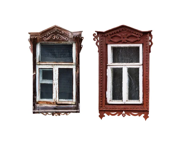 Okna Drewnianą Rzeźbioną Architrawą Domu Starym Rosyjskim Mieście Odizolowane Biało — Zdjęcie stockowe