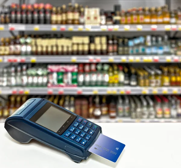 Pago Con Tarjeta Compra Con Terminal Pago Una Tienda Alcohol — Foto de Stock