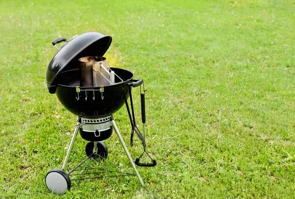 Grill Grill Okrągłe Stoiska Trawie Węgle Ogrzewane Letni Dzień Łonie — Zdjęcie stockowe