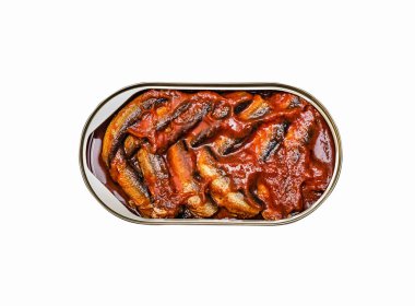Domates soslu konserve altın füme Baltık balığı kavanozunu aç. Üst görünüm, beyaz arkaplan, izole edilmiş.