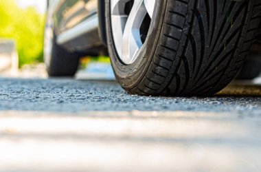 Güneşli bir gün, yol seviyesinden arabanın direksiyonundan manzara. 