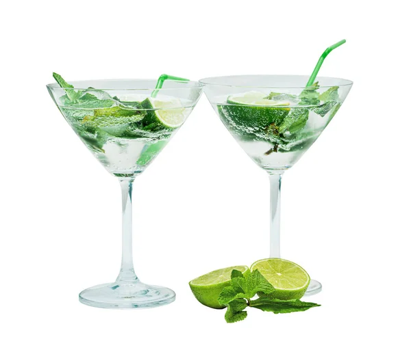 Zwei Schöne Gläser Mit Mojito Und Tubuli Isoliert Auf Weiß — Stockfoto