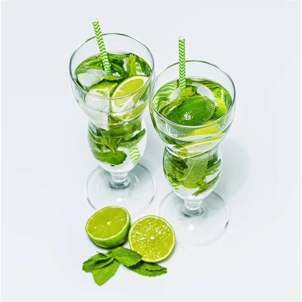 Zwei Schöne Gläser Mit Mojito Und Tubuli Isoliert Auf Weiß — Stockfoto