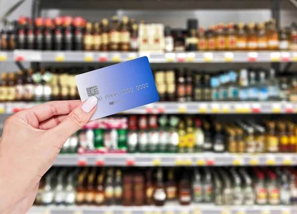 Alkol Dükkanında Dükkanda Kredi Kartıyla Ödeme — Stok fotoğraf
