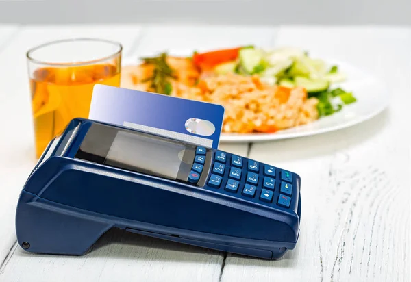 Pagamento Para Almoço Pequeno Almoço Num Café Restaurante Moderno Pagamento — Fotografia de Stock